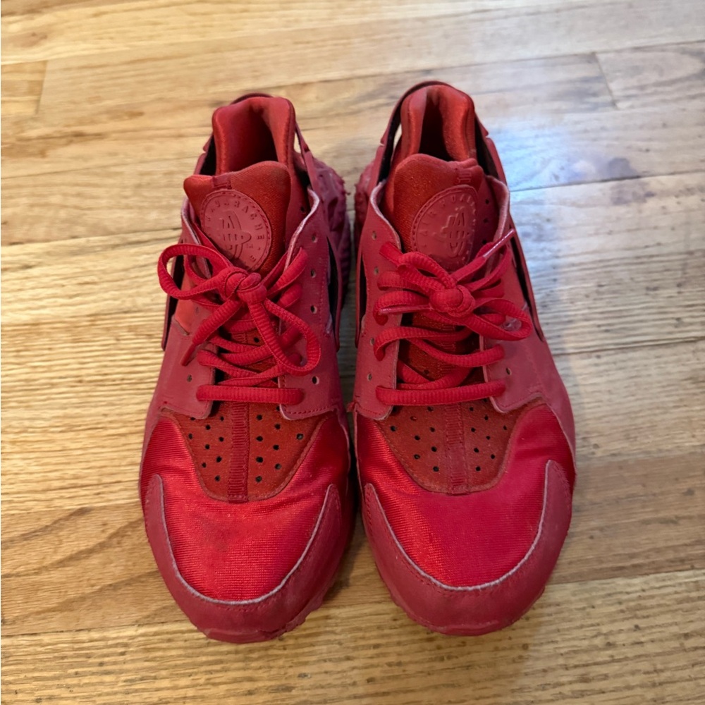 Red Nike Huarche Sneakers